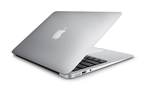 FARVEL. Det kan snart være slut med Apples MacBook Air-serie (bill.). Men det forlyder også, at firmaet vil droppe de traditionelle USB-porte i kommende versioner af MacBook Pro, sådan at ejerne skal bruge endnu flere adaptere. Foto: Apple 