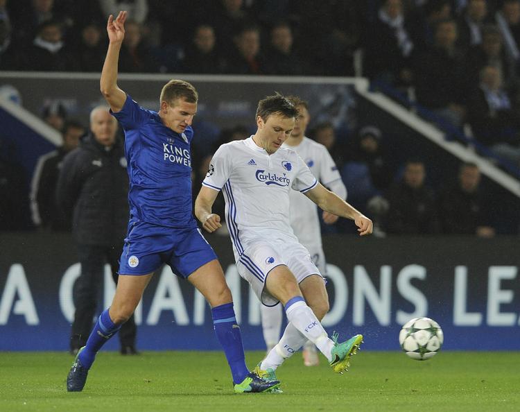Millionkamp. William Kvist (th) i nærkamp med Leicester Robert Huth, der for 14 dage siden gik fra banen som 1-0-vinder mod de danske mestre. 