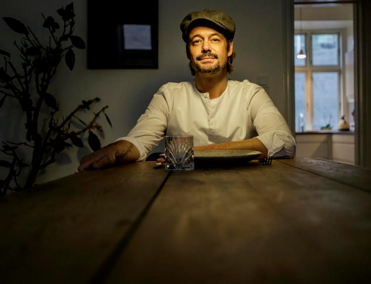 Gør det ordentligt. Thomas Herman vil have os til at gøre os umage med maden, når vi skal have gæster, også selv om det tager tid. Foto: Mads Nissen 