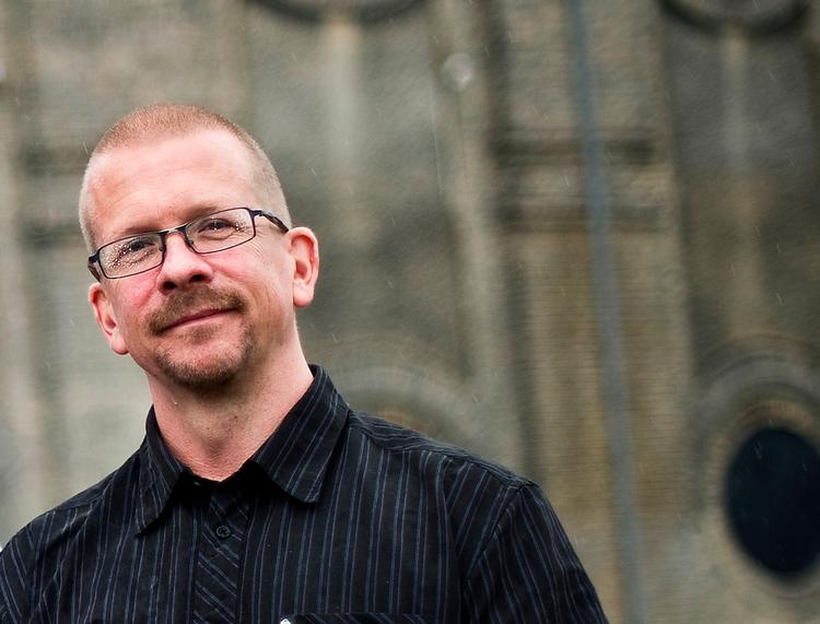 Kulturforbrugeren. Thomas Høg er en af mændene bag musicallen 'Jordens søjler'. Efter lang tid med teatermusikken har han brug for noget helt andet i ørerne. 