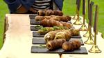 Bagt. Afsnittet byder på snobrød a la traume – med pesto og skinke. Foto: DR 