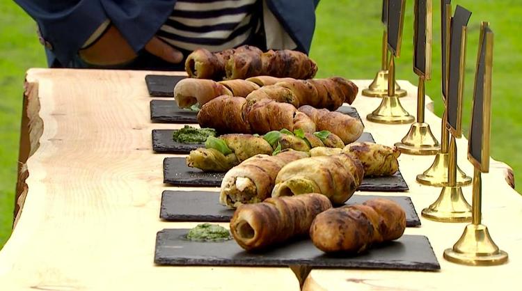 Bagt. Afsnittet byder på snobrød a la traume – med pesto og skinke. Foto: DR 