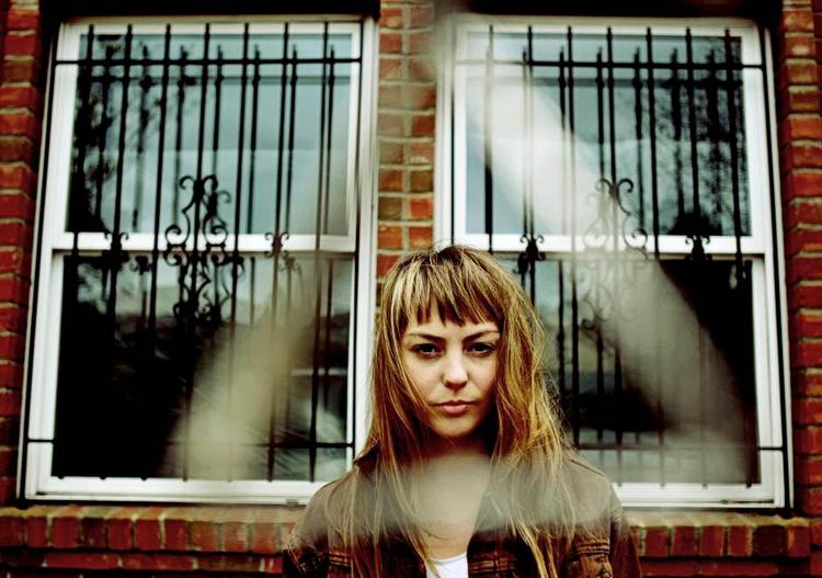 Opgradering. Sidst Angel Olsen spillede i København, fyldte hun Ideal Bar under Vega. Denne gang er scenen noget større. 