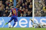 KASSE. Claudio Bravo spræller forgæves, mens Lionel Messi roligt lægger bolden i nettet til 1-0. 