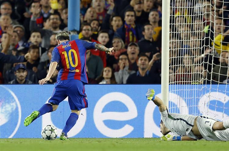 KASSE. Claudio Bravo spræller forgæves, mens Lionel Messi roligt lægger bolden i nettet til 1-0. 