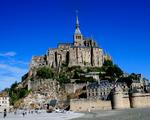 OVERVÆLDENDE. Den lillebitte ø Mont-Saint-Michel, som ligger lige ud for den normanniske kyst, har fascineret, siden den første kirke blev opført på klippeøen i 709. 