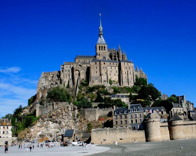 OVERVÆLDENDE. Den lillebitte ø Mont-Saint-Michel, som ligger lige ud for den normanniske kyst, har fascineret, siden den første kirke blev opført på klippeøen i 709. 