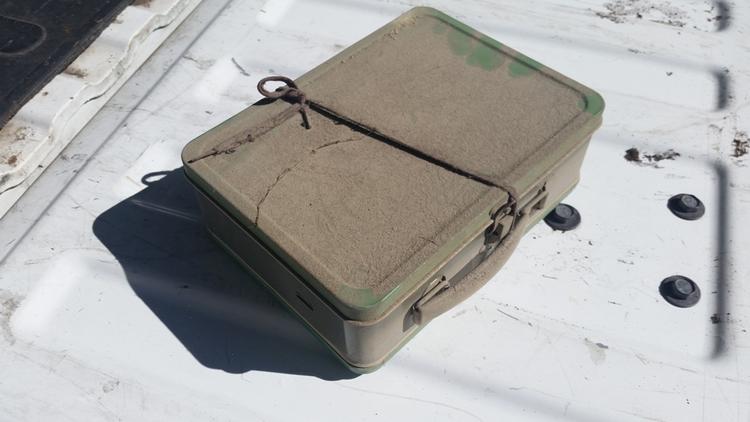 Skjult. En bruger på den populære billedside Imgur hævder at have dokumenteret, hvordan han fandt en ældgammel kuffert skjult under sit loft, da han renoverede sit hus. 