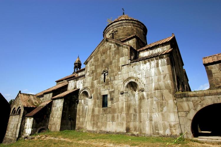 KLOSTER. Armenien er verdens første kristne nation, og omkring byen Alaverdi gemmer sig særlig mange middelalderklostre og -kirker. Unesco har optaget flere på listen over verdenskulturarv. 