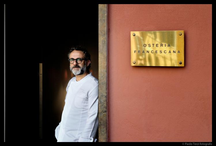 Ydmyg. Massimo Bottura har tre michelinstjerner og er nummer et på World 50 Best Restaurants Listen, men håber at førstepladsen går til en anden til næste år.»Jeg kan ikke bede om mere«, siger han. 