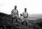 Spejderære. Ngugi wa Thiong’os britiske dannelse var komplet. Selv Baden-Powells spejderånd fik han indpodet i gymnasieårene. Her er han (til højre) på vandretur i Ngong Hills med en kammerat. Foto: Fra bogen 