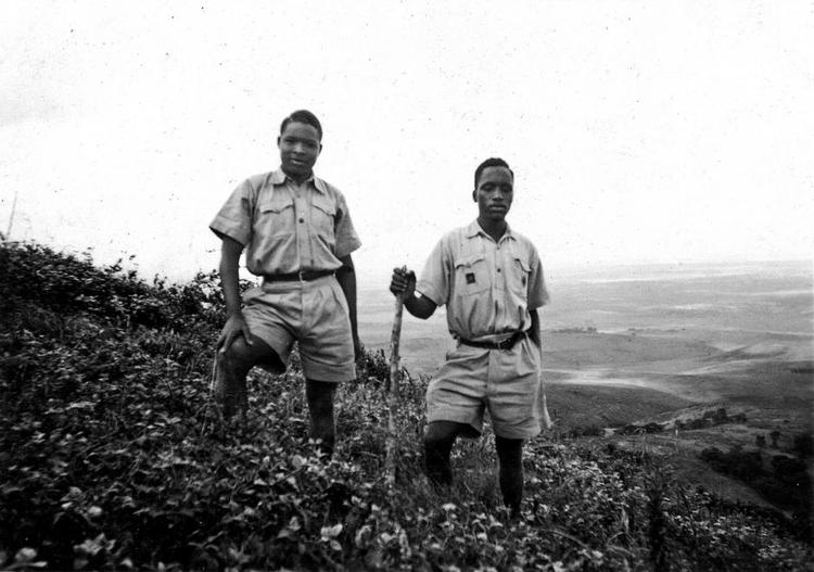 Spejderære. Ngugi wa Thiong’os britiske dannelse var komplet. Selv Baden-Powells spejderånd fik han indpodet i gymnasieårene. Her er han (til højre) på vandretur i Ngong Hills med en kammerat. Foto: Fra bogen 