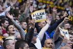FARVEL. Adskillige gange har Hull Citys fans protesteret imod ejeren Assem Allams disposition i klubben. Nu kan det være, de slipper af med ham. 