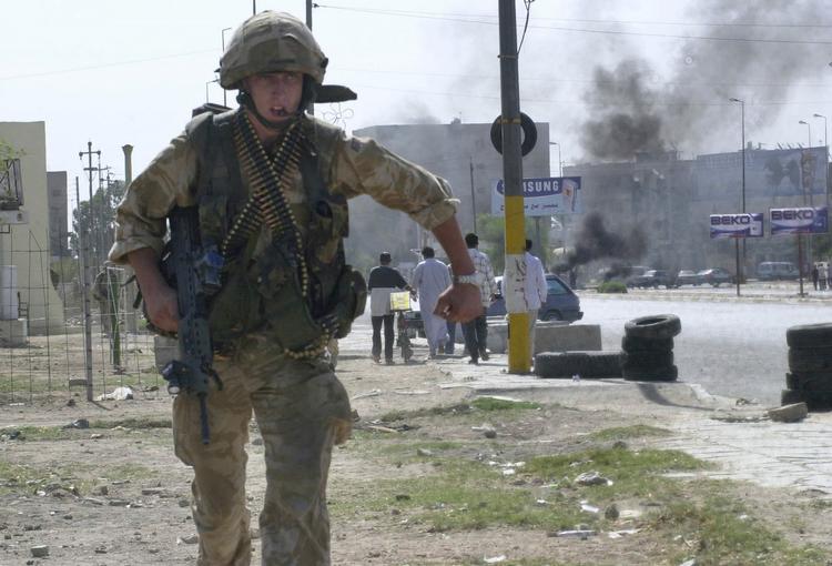 Medlidenhedsdrab. Pensioneret oberst Lars R. Møller har forståelse for en situation fra 2003, hvor en britisk elitesoldat aflivede dødeligt sårede irakere. Forfatter Carsten Jensen er mere kritisk. 