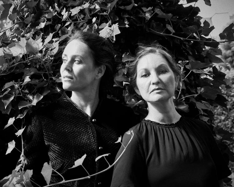 Fællesbog. Mette Moestrup og Naja Maria Aidt har skrevet en digtsamling sammen. De har tidligere, sammen med dramatikeren Line Knutzon, skrevet fællesbogen 'Frit flet'. Foto: Mikkel Tjellesen 