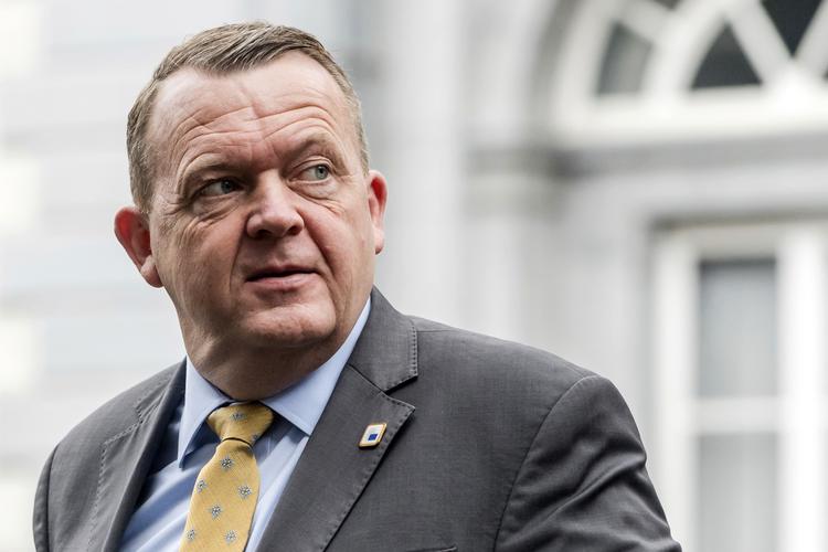Sanktioner. Statsminister Lars Løkke Rasmussen (V) tror ikke på, at EU vil indføre sanktioner mod Rusland, men Danmark er med, hvis andre er. 