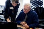 SØGEMASKINE. Til Ældresagens IT-kursus for øvede ældre lærer deltagerne at søge information på Google. Dagens opgave er at faktatjekke, om stuebirken virkelig kan give allergiske reaktioner. 