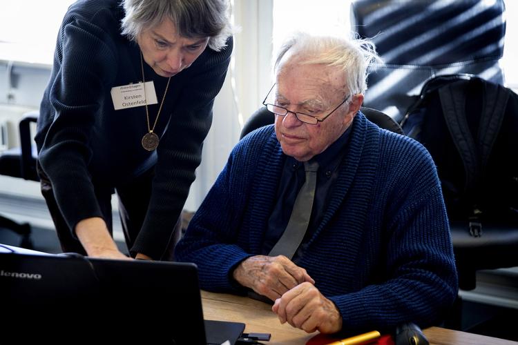 SØGEMASKINE. Til Ældresagens IT-kursus for øvede ældre lærer deltagerne at søge information på Google. Dagens opgave er at faktatjekke, om stuebirken virkelig kan give allergiske reaktioner. 