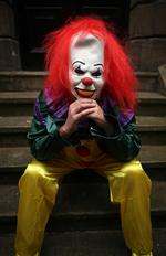Klovn. Sådan, som denne model fra Liverpool demonstrerer, ser maskerne, som de skræmmende klovne bruger, ud. 