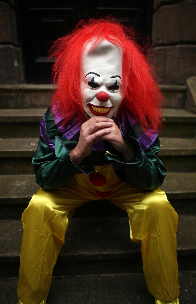Klovn. Sådan, som denne model fra Liverpool demonstrerer, ser maskerne, som de skræmmende klovne bruger, ud. 