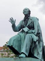 Ikon. Johan de Mylius skriver indgående om Danmarks mest kendte forfatter, H.C. Andersen Her ses figuren af den globale kendis i Kongens Have i København. Arkivfoto: Jens Dresling 