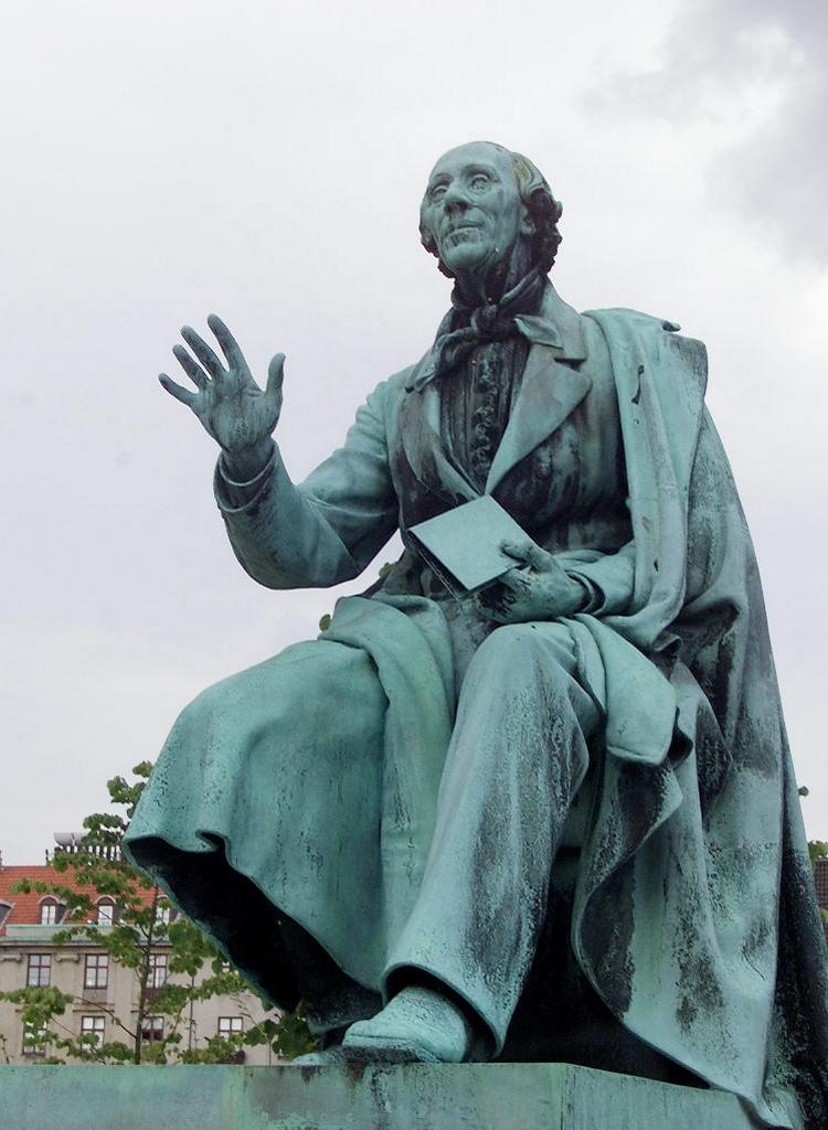 Ikon. Johan de Mylius skriver indgående om Danmarks mest kendte forfatter, H.C. Andersen Her ses figuren af den globale kendis i Kongens Have i København. Arkivfoto: Jens Dresling 