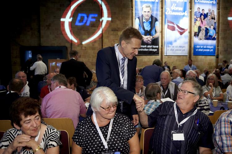 Ansvar. Den øverste ledelse i Dansk Folkeparti må også tage sin del af ansvaret for, at partiet uberettiget har brugt penge fra EU, mener dele af partiets bagland. 