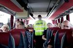 Legitimation. Grænsekontrol i starten af oktober ved Rødby Havn. I den pågældende uge stoppede politiet op mod 8.000 rejsende om dagen, men kun fire mennesker blev nægtet indrejse i Danmark. 