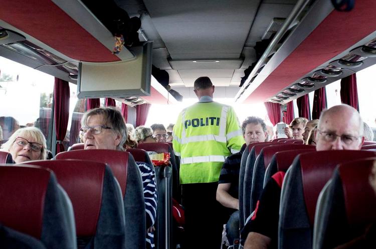 Legitimation. Grænsekontrol i starten af oktober ved Rødby Havn. I den pågældende uge stoppede politiet op mod 8.000 rejsende om dagen, men kun fire mennesker blev nægtet indrejse i Danmark. 