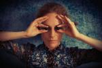 GLASØJNE. Agnes Obel prøver på at se verden igennem glas på sit tredje album. Hvor meget lys, der trænger igennem sorte glaskugler, er dog tvivlsomt. 