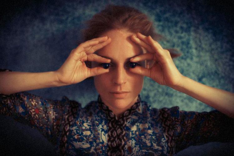 GLASØJNE. Agnes Obel prøver på at se verden igennem glas på sit tredje album. Hvor meget lys, der trænger igennem sorte glaskugler, er dog tvivlsomt. 