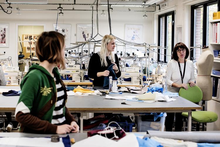 CV. Det ser godt ud på CV'et at praktikken er foregået i udlandet, det er eleverne på beklædningshåndværker-holdet  helt bevidste om. Fra venstre er det Melanie Schotte, Sanne Eberhardt Knudsen og lærer Anette Matthiesen. 