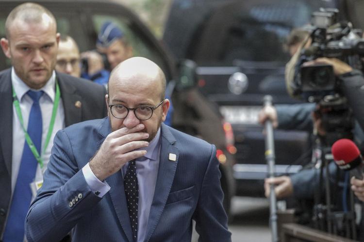 Puha. Lederen af Belgiens føderale regering, Charles Michel, måtte i dag afslutte et EU-topmøde uden at kunne bekræfte en vigtig frihandelsaftale med Canada. Blokaden kommer fra hans egen belgiske delstat Vallonien. 