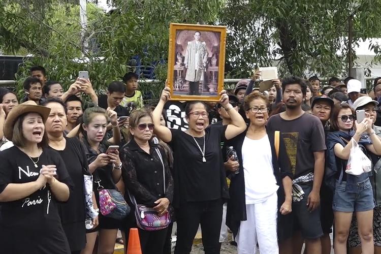 Straf. Militærjuntaen i Thailand bruger loven om majestætsfornermelse til at kvæle kritiske røster. Her ses en gruppe ultra-royalister som forfølger en 43-årig kvinde der har udtrykt sig kritisk om den afdøde konge. 