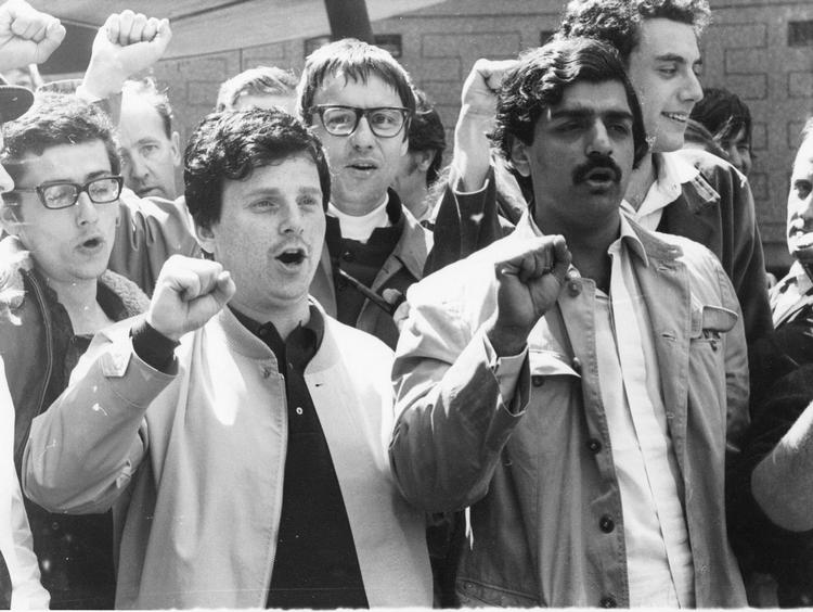 Protest. En ung Cohn-Bendit (red. tysk-fransk politiker) og Tariq Ali foran BBC's hovedkvarter i London, december 1968. Arkivfoto: AP 
