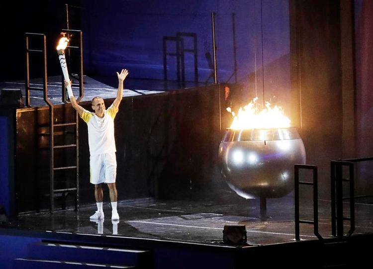 UTYSK. Det eneste, der er helt tysk ved dette billede af Vanderlei da Lima, der tændte den olympiske ild i Rio tidligere på året, er fotografen. Nærværende skribent ser gerne, at legene permanent flytter til forbundsrepublikken i hjertetaf Europa. 