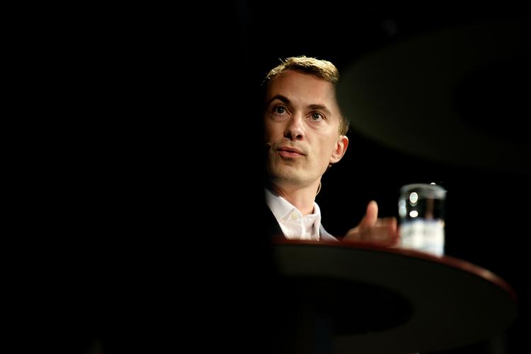 SYG. Morten Messerschmidt fik et ildebefindende på vej i sommerhus med kæresten Dot Wessman. 