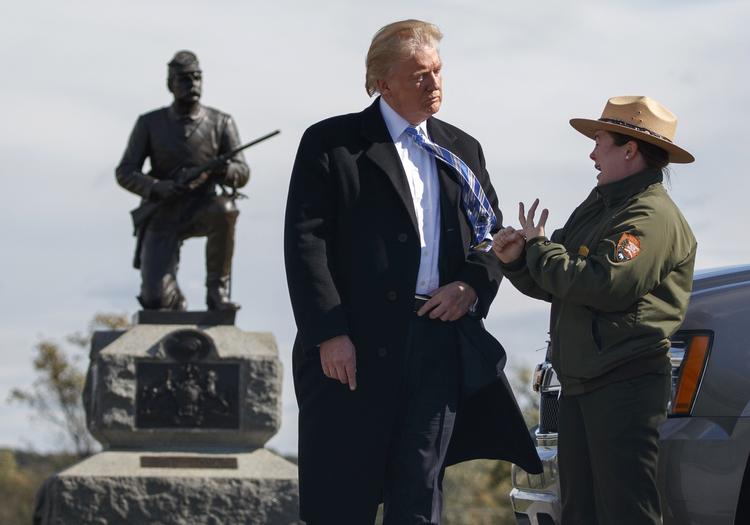 I Gettysburg nær den historiske slagmark varslede Trump et opgør med Washingtons establishment - og fik en rundtur i Gettysburg National Military Park. 