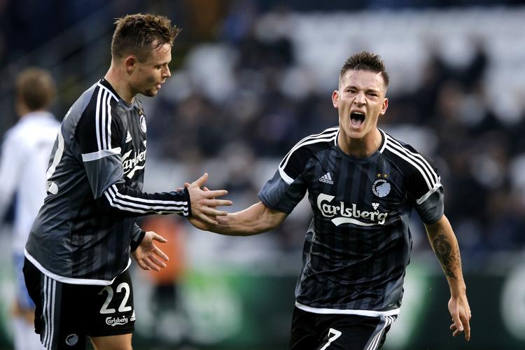 1-0. Benjamin Verbic har banket bolden i mål for FCK og modtages af en tilfreds Peter Ankersen. 