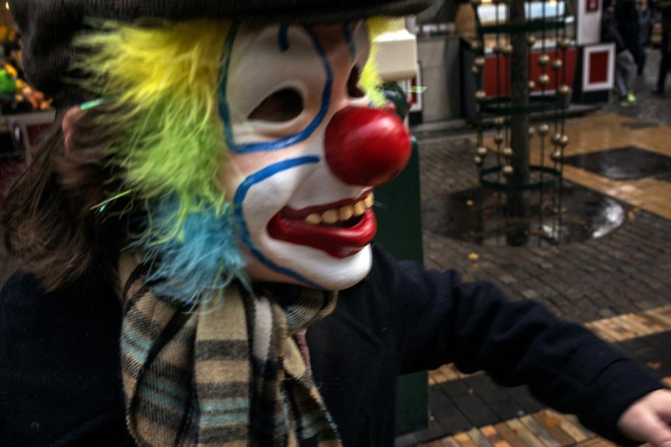 Et par unge drenge havde klædt sig ud med klovnemasker og rendte rundt og skræmte folk. 
