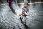 De nyindkøbte kosteskaft blev brugt til at flyve rundt i parken med. 