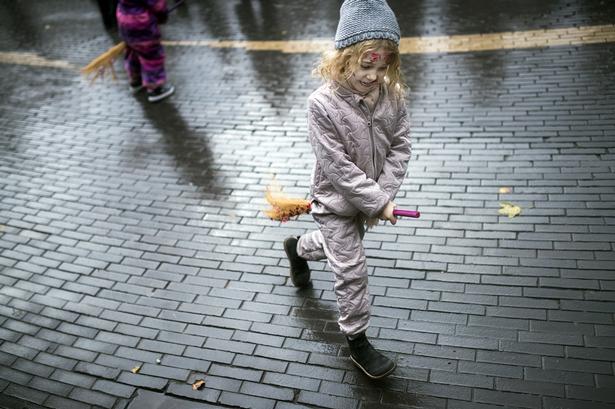 De nyindkøbte kosteskaft blev brugt til at flyve rundt i parken med. 
