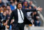 VIGTIGT. Chelseas nye manager Antonio Conte var i den grad i førertrøjen under søndagens kamp i forhold til klubbens tidligere chef José Mourinho. 