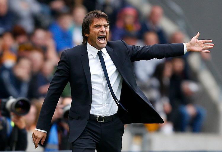 VIGTIGT. Chelseas nye manager Antonio Conte var i den grad i førertrøjen under søndagens kamp i forhold til klubbens tidligere chef José Mourinho. 