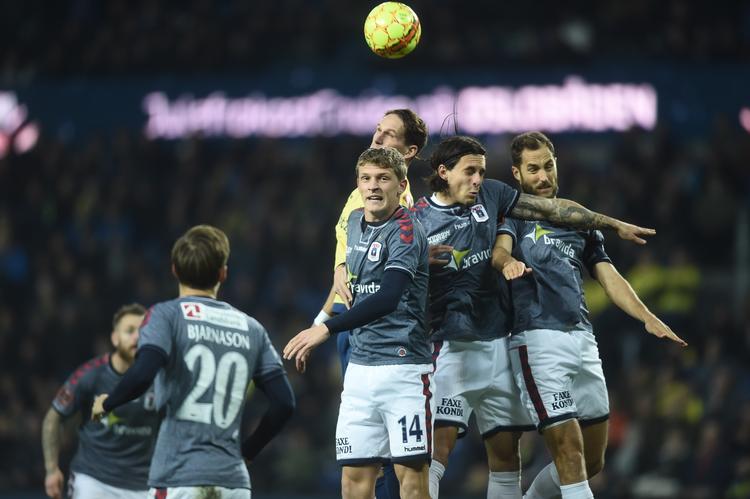 krise. Her når AGF'erne højest i en hovedstødsduel mod Brøndby, men ellers har de store problemer i Superligaen, hvor de kun har vundet én af deres seneste 12 kampe. Foto: Jonas Olufson/Polfoto 