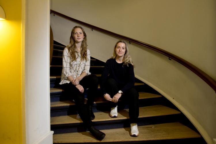 21-årige Emma Almdal (til højre) og Julia Løcke synes selv, de er glade piger,  men genkender presset for at skabe sig en god karriere og et godt liv med mange venner. De studerer jura på KU og læser til eksamen på læsesalen på Bispetorv. 