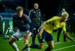 Fokus. I en svær tid med mange nederlag – senest mod Brøndby – forsøger AGF-træner Glen Riddersholm at bevare roen: »Man holder fokus på hverdagen og sådan nogen som jer, der stikker en masse statistikker og tabeller i ansigtet på os, lidt væk. Og så forsøger vi at arbejde med spillestilen og den enkelte medarbejder, både på og uden for banen«, siger Glen Riddersholm. Foto: Jonas Olufsen/Polfoto 