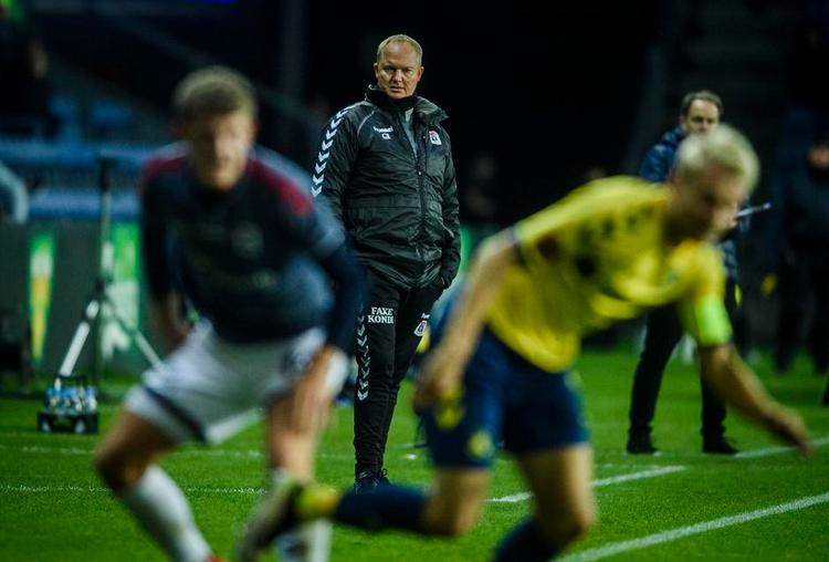 Fokus. I en svær tid med mange nederlag – senest mod Brøndby – forsøger AGF-træner Glen Riddersholm at bevare roen: »Man holder fokus på hverdagen og sådan nogen som jer, der stikker en masse statistikker og tabeller i ansigtet på os, lidt væk. Og så forsøger vi at arbejde med spillestilen og den enkelte medarbejder, både på og uden for banen«, siger Glen Riddersholm. Foto: Jonas Olufsen/Polfoto 