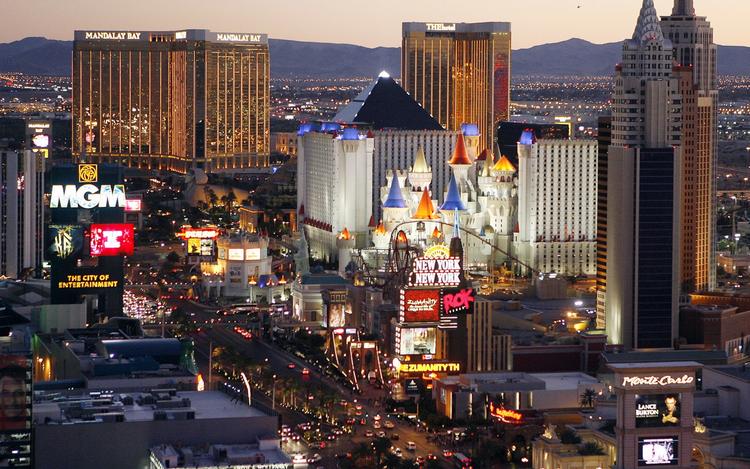 Turistmagnet. Las Vegas og USA generelt er populære blandt danskere. Men i sommer kan de ikke længere flyve direkte til spillebyen. Norwegian må droppe destinationen på grund af varmen. Foto: Isaac Brekken, File/AP 