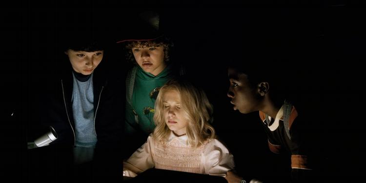 Succes. Serien 'Stranger Things', som Netflix producerede og udsendte i 2016, følger en gruppe børn i USA i 1980'erne. Den er en af forklaringerne på, at Netflix har øget antallet af seere, og at aktien er steget med over 30 procent de seneste to uger. 